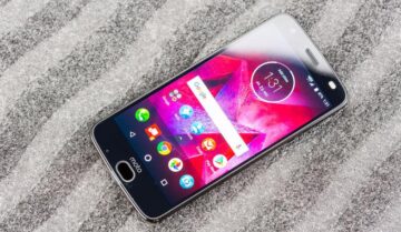 Motorola تخطئ و تعلن انها لتحدث Moto Z2 force الى Android pie 5